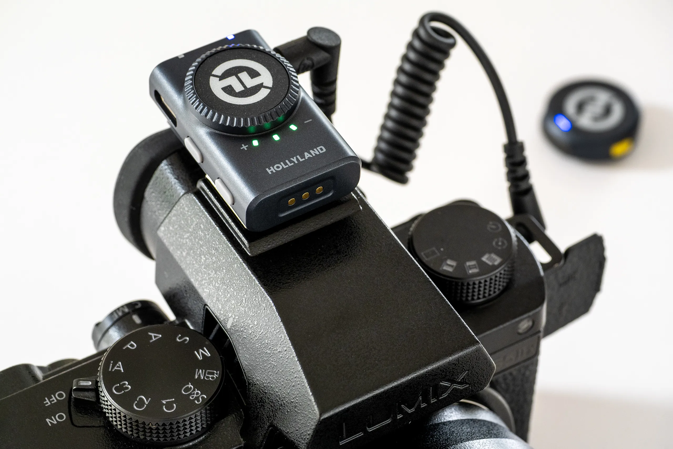 گیرنده Lark M2 نصب‌شده روی دوربین